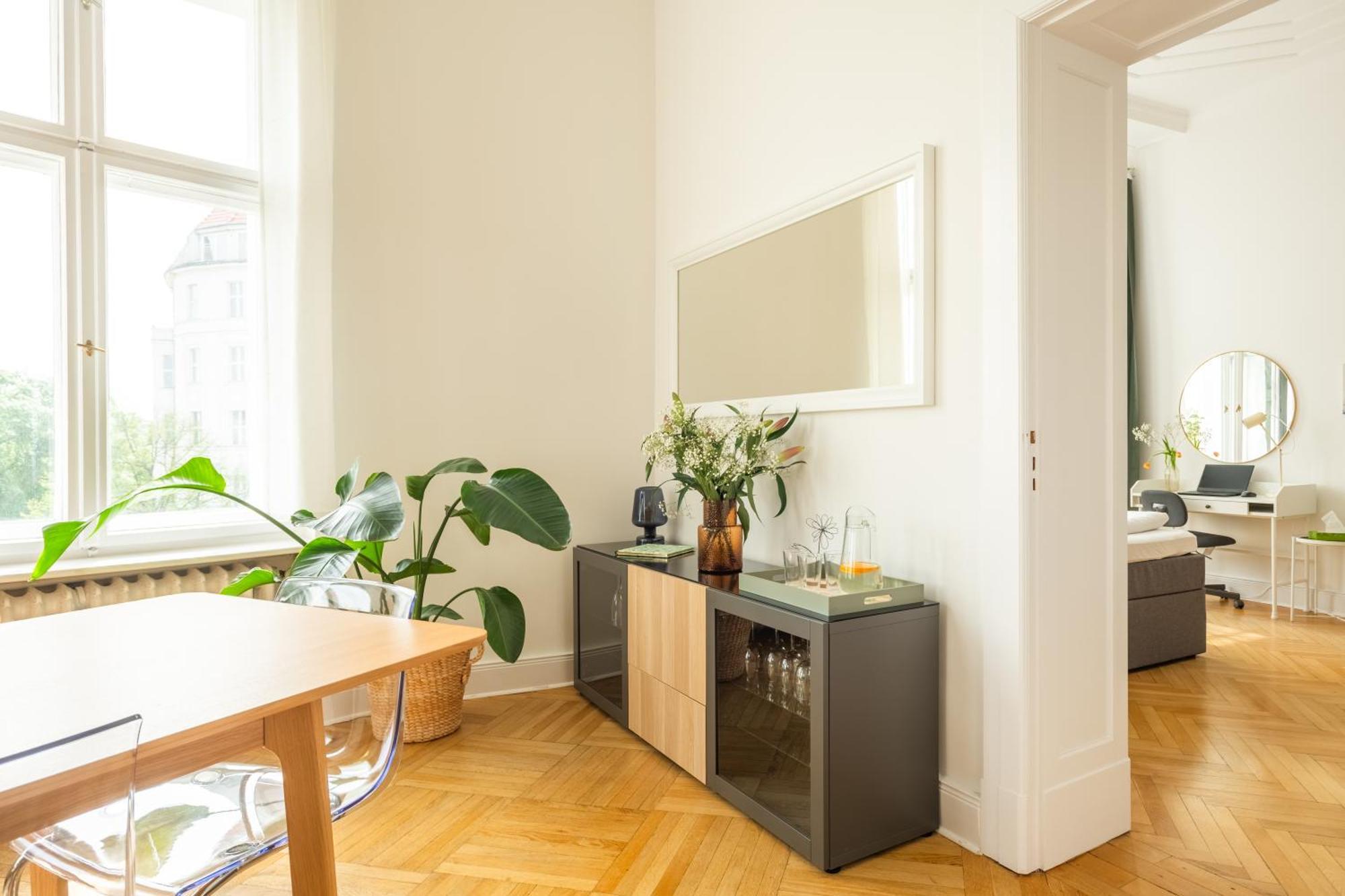 Lejlighed Kaiser 02 By Rockchair L Superhost Status L 3 Bedrooms Boxspringbeds 2 Bathrooms L Cozy Family & Business Flair 155 Sqm 3 Balcony 2nd Floor Elevator Up To 10 Guests Welcomes You! Berlin