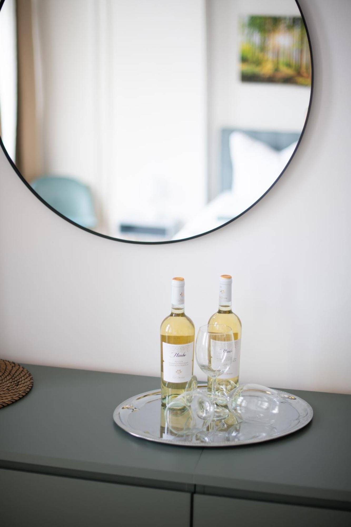 Lejlighed Kaiser 02 By Rockchair L Superhost Status L 3 Bedrooms Boxspringbeds 2 Bathrooms L Cozy Family & Business Flair 155 Sqm 3 Balcony 2nd Floor Elevator Up To 10 Guests Welcomes You!