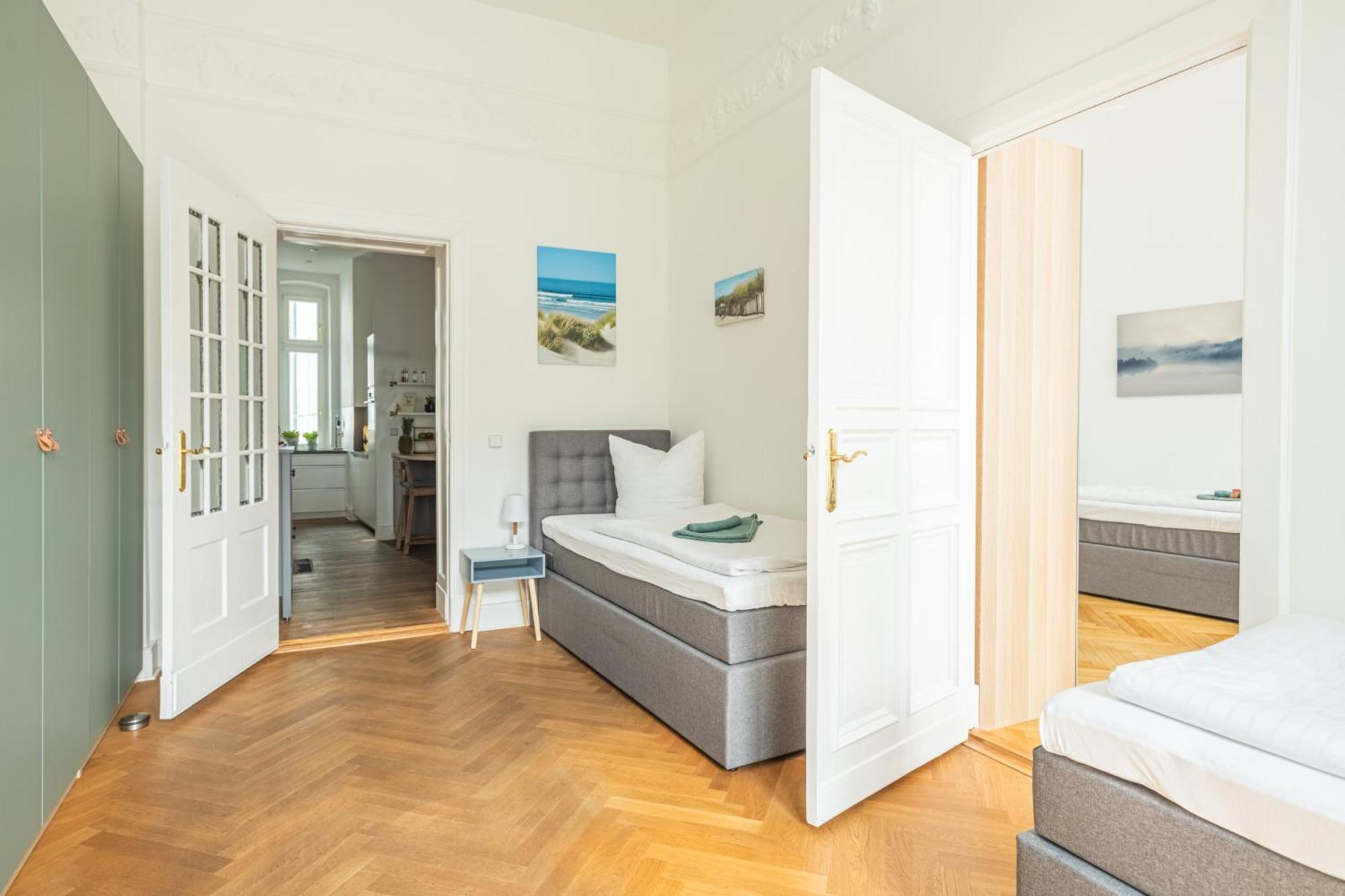 Lejlighed Kaiser 02 By Rockchair L Superhost Status L 3 Bedrooms Boxspringbeds 2 Bathrooms L Cozy Family & Business Flair 155 Sqm 3 Balcony 2nd Floor Elevator Up To 10 Guests Welcomes You! Berlin