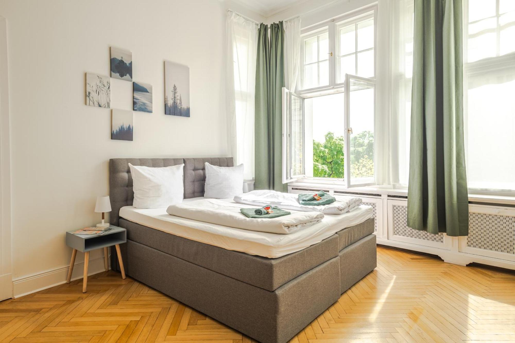 Lejlighed Kaiser 02 By Rockchair L Superhost Status L 3 Bedrooms Boxspringbeds 2 Bathrooms L Cozy Family & Business Flair 155 Sqm 3 Balcony 2nd Floor Elevator Up To 10 Guests Welcomes You! *