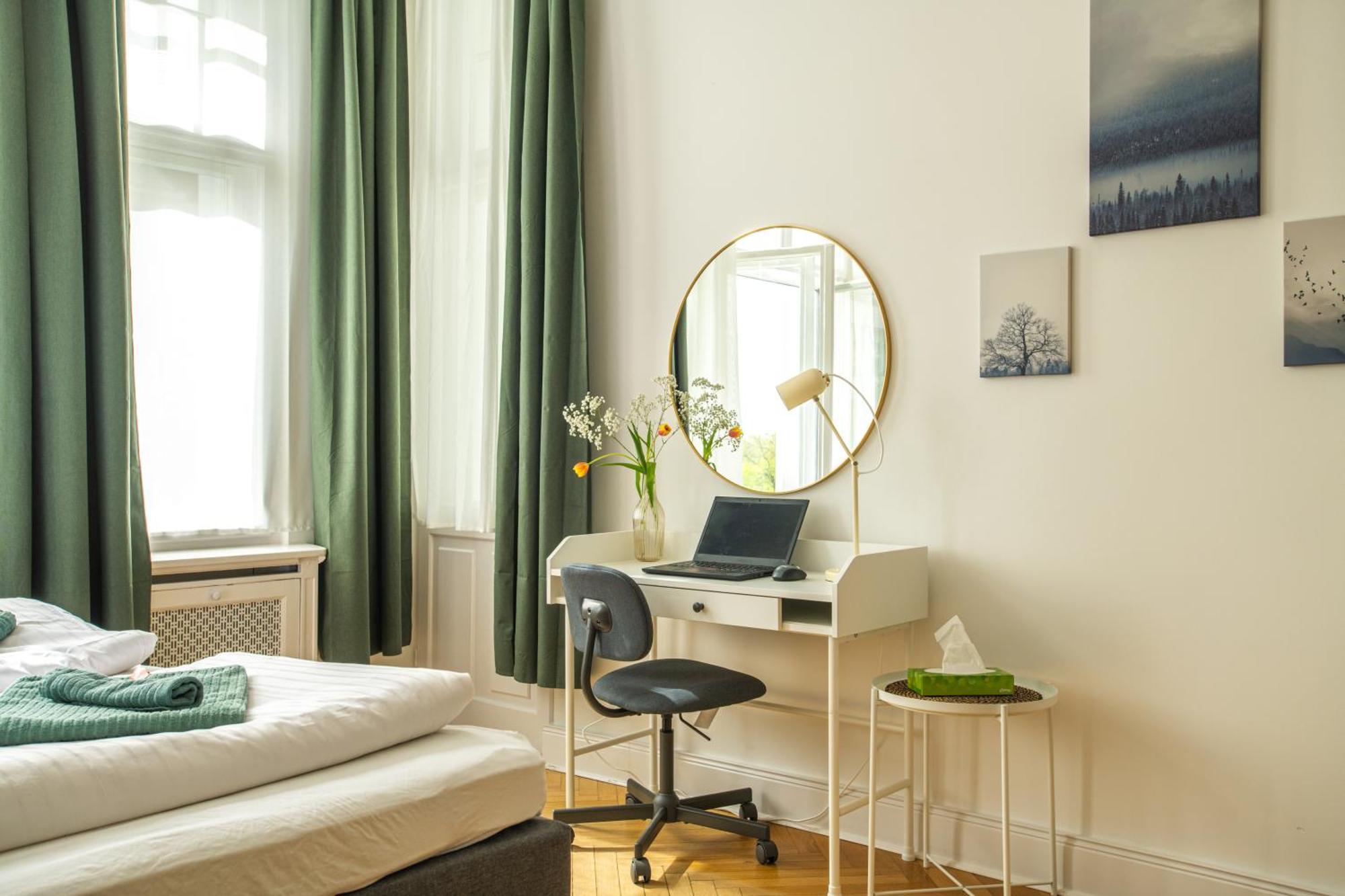 Kaiser 02 By Rockchair L Superhost Status L 3 Bedrooms Boxspringbeds 2 Bathrooms L Cozy Family & Business Flair 155 Sqm 3 Balcony 2nd Floor Elevator Up To 10 Guests Welcomes You! Berlin