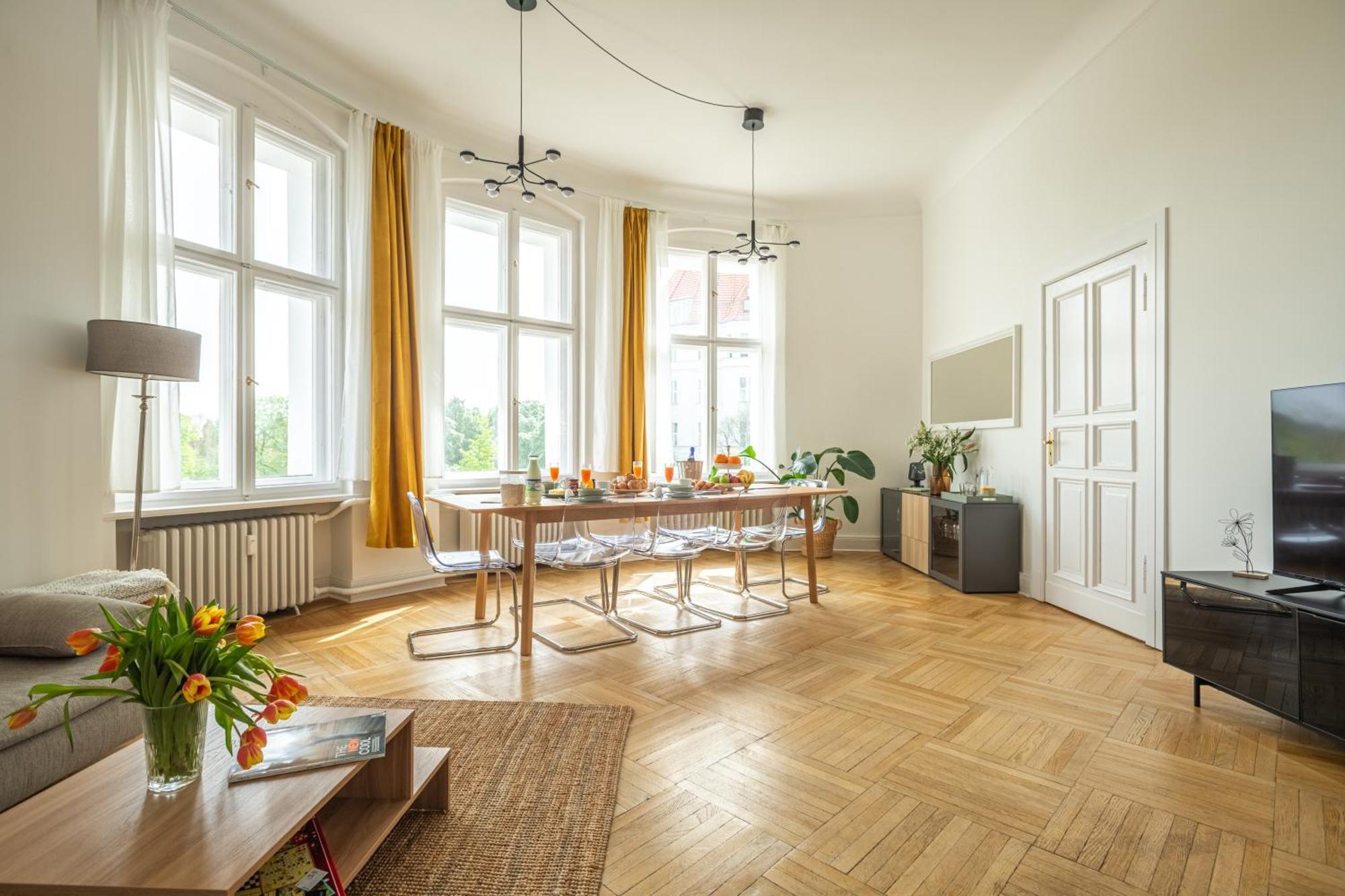 Lejlighed Kaiser 02 By Rockchair L Superhost Status L 3 Bedrooms Boxspringbeds 2 Bathrooms L Cozy Family & Business Flair 155 Sqm 3 Balcony 2nd Floor Elevator Up To 10 Guests Welcomes You!