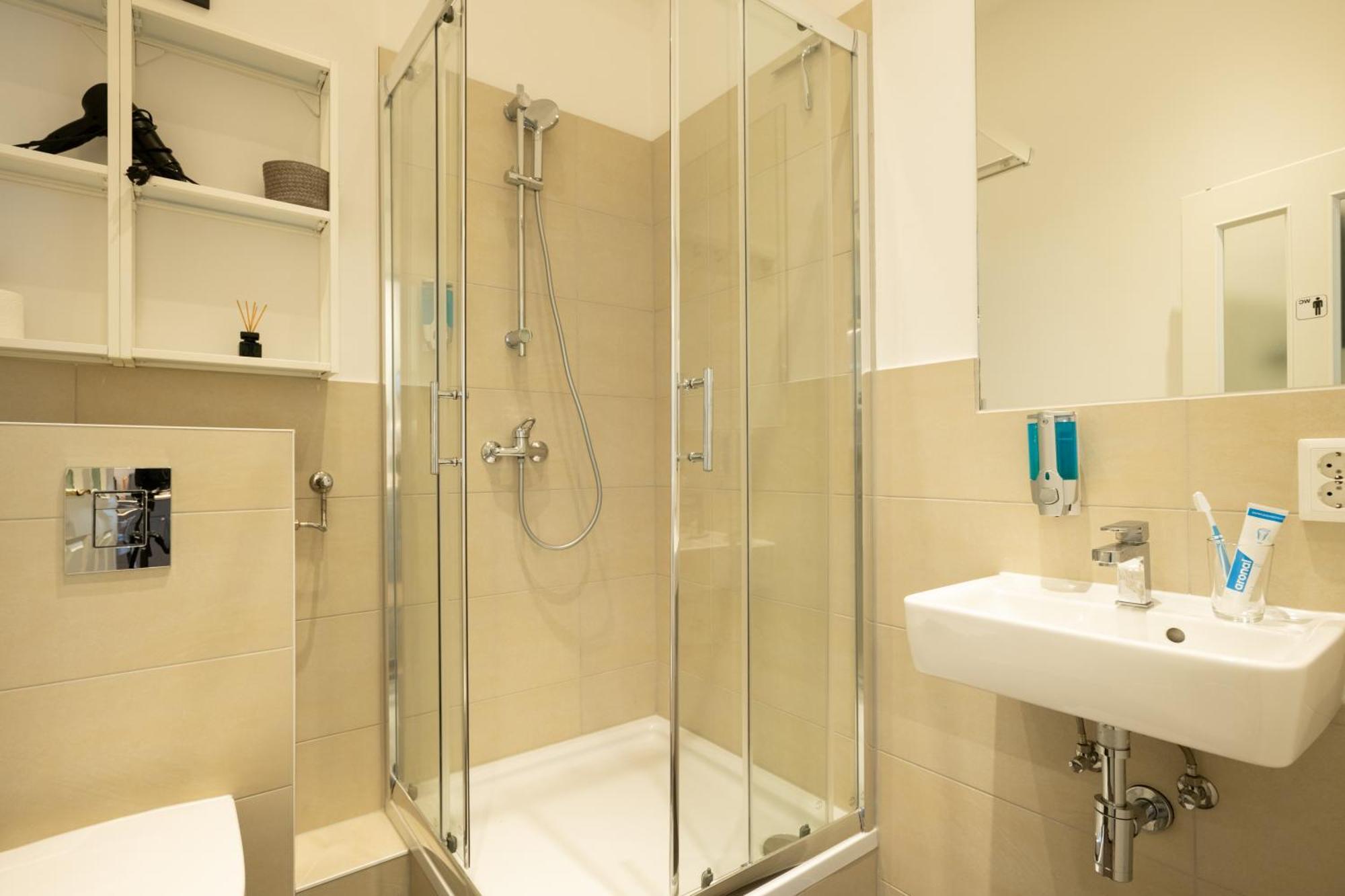 Lejlighed Kaiser 02 By Rockchair L Superhost Status L 3 Bedrooms Boxspringbeds 2 Bathrooms L Cozy Family & Business Flair 155 Sqm 3 Balcony 2nd Floor Elevator Up To 10 Guests Welcomes You! *