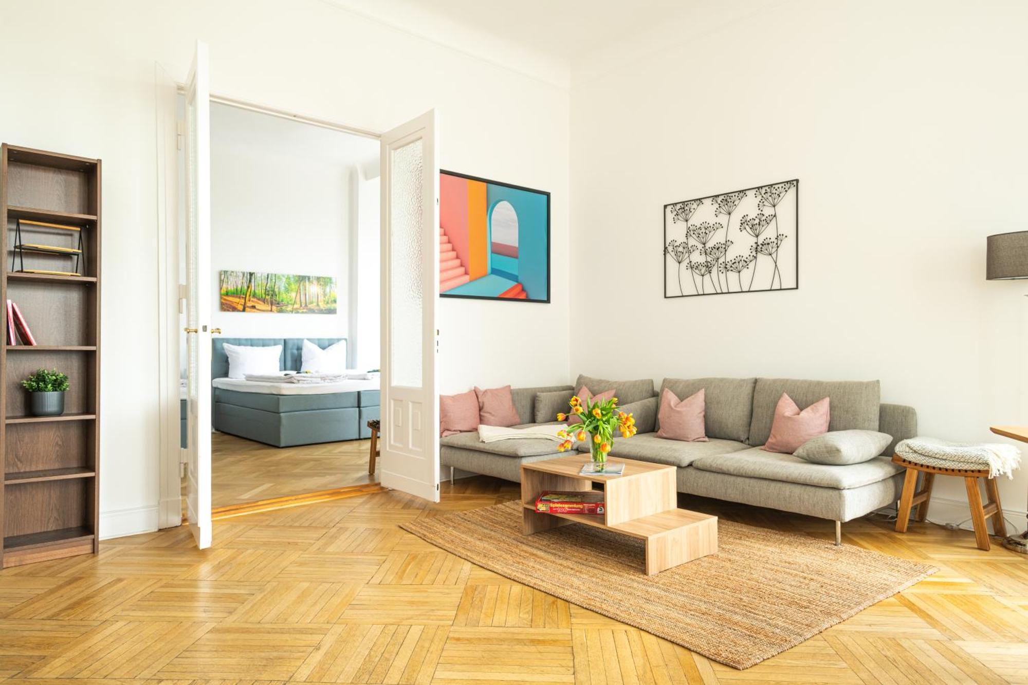 Lejlighed Kaiser 02 By Rockchair L Superhost Status L 3 Bedrooms Boxspringbeds 2 Bathrooms L Cozy Family & Business Flair 155 Sqm 3 Balcony 2nd Floor Elevator Up To 10 Guests Welcomes You!