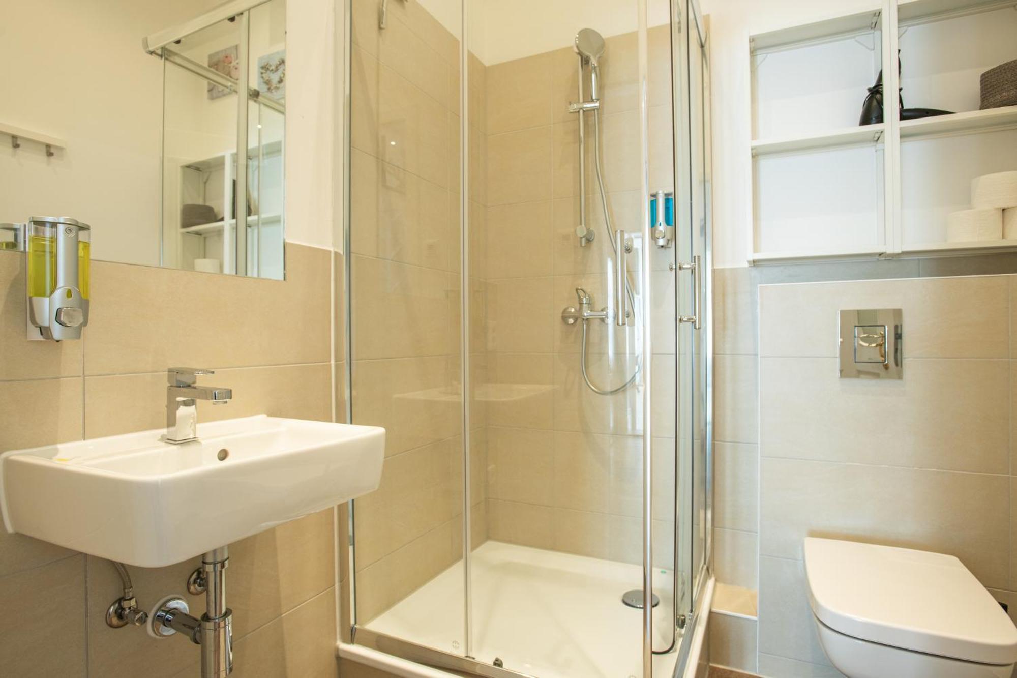 Lejlighed Kaiser 02 By Rockchair L Superhost Status L 3 Bedrooms Boxspringbeds 2 Bathrooms L Cozy Family & Business Flair 155 Sqm 3 Balcony 2nd Floor Elevator Up To 10 Guests Welcomes You! *