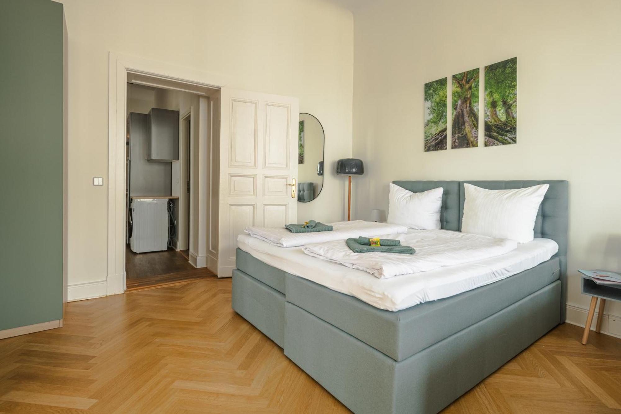Lejlighed Kaiser 02 By Rockchair L Superhost Status L 3 Bedrooms Boxspringbeds 2 Bathrooms L Cozy Family & Business Flair 155 Sqm 3 Balcony 2nd Floor Elevator Up To 10 Guests Welcomes You! Berlin