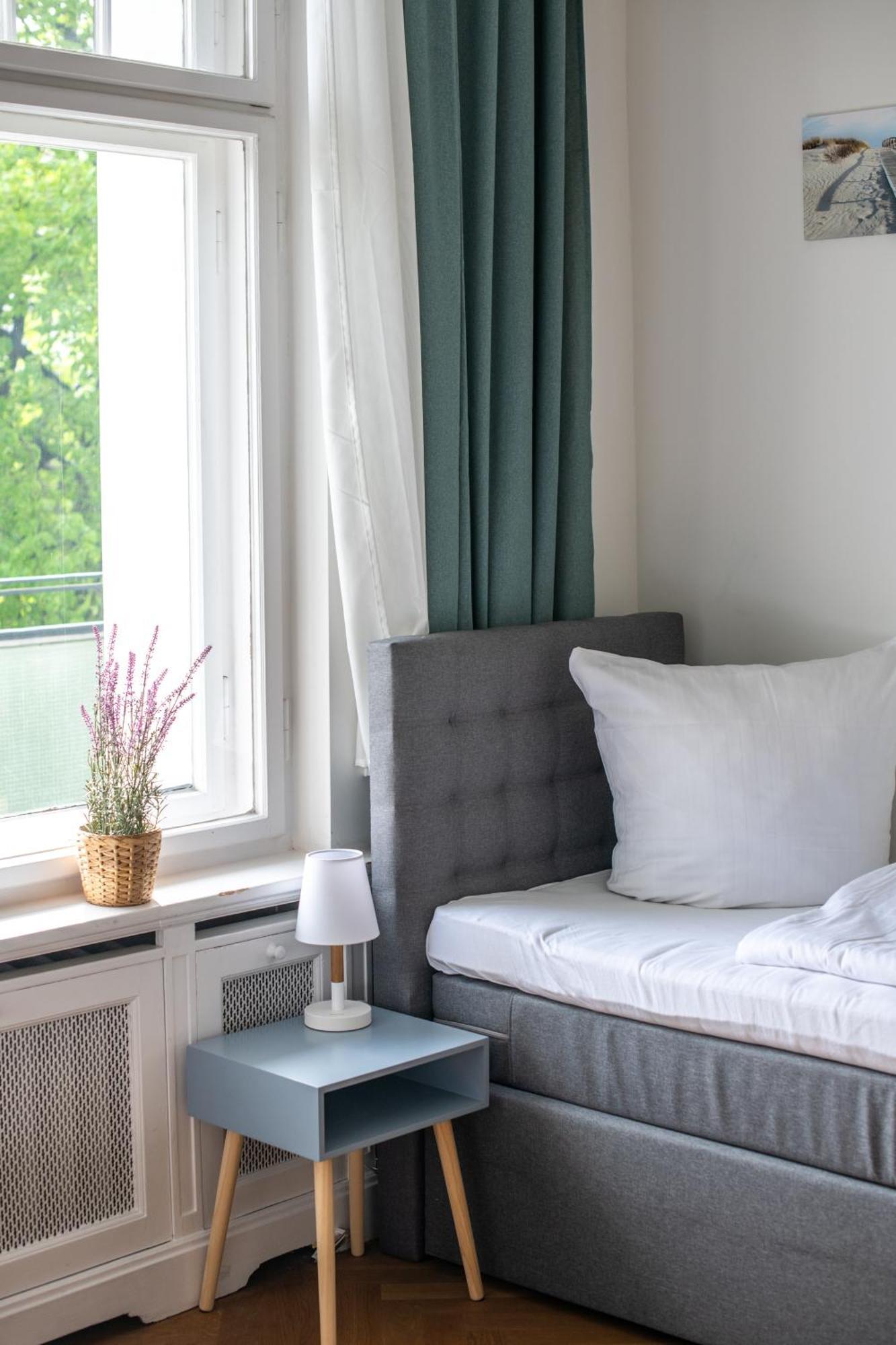 Apartment Kaiser 02 By Rockchair L Superhost Status L 3 Bedrooms Boxspringbeds 2 Bathrooms L Cozy Family & Business Flair 155 Sqm 3 Balcony 2nd Floor Elevator Up To 10 Guests Welcomes You! *
