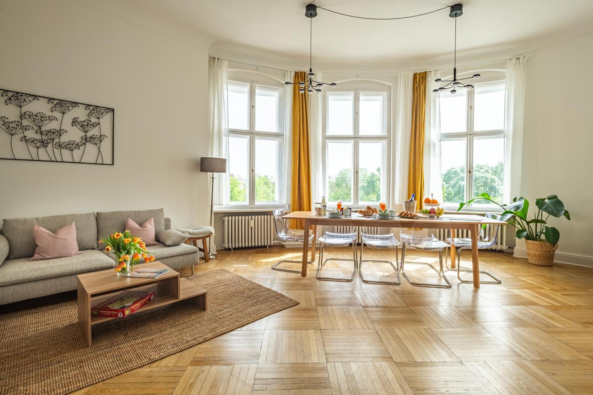 Lejlighed Kaiser 02 By Rockchair L Superhost Status L 3 Bedrooms Boxspringbeds 2 Bathrooms L Cozy Family & Business Flair 155 Sqm 3 Balcony 2nd Floor Elevator Up To 10 Guests Welcomes You! Berlin