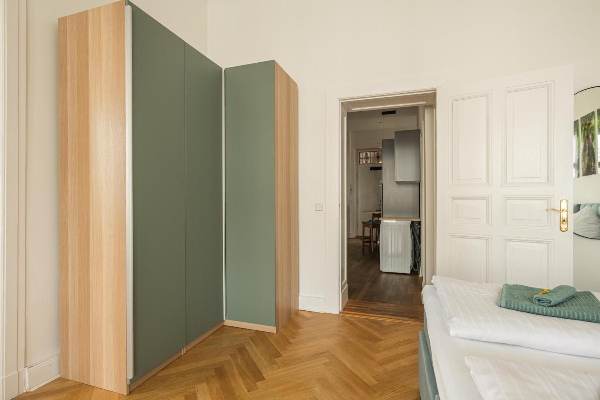 Apartment Kaiser 02 By Rockchair L Superhost Status L 3 Bedrooms Boxspringbeds 2 Bathrooms L Cozy Family & Business Flair 155 Sqm 3 Balcony 2nd Floor Elevator Up To 10 Guests Welcomes You!