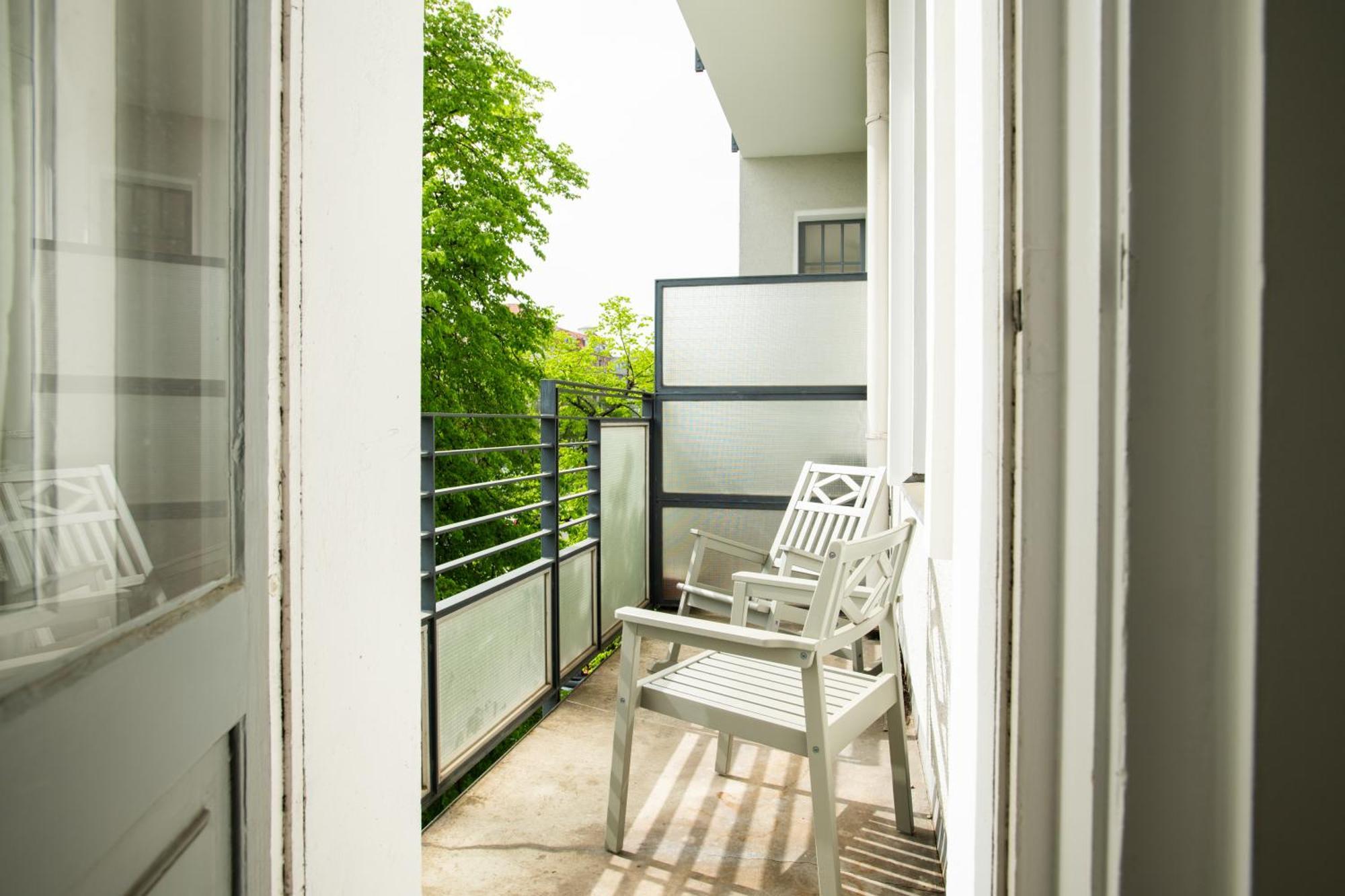 Lejlighed Kaiser 02 By Rockchair L Superhost Status L 3 Bedrooms Boxspringbeds 2 Bathrooms L Cozy Family & Business Flair 155 Sqm 3 Balcony 2nd Floor Elevator Up To 10 Guests Welcomes You! *