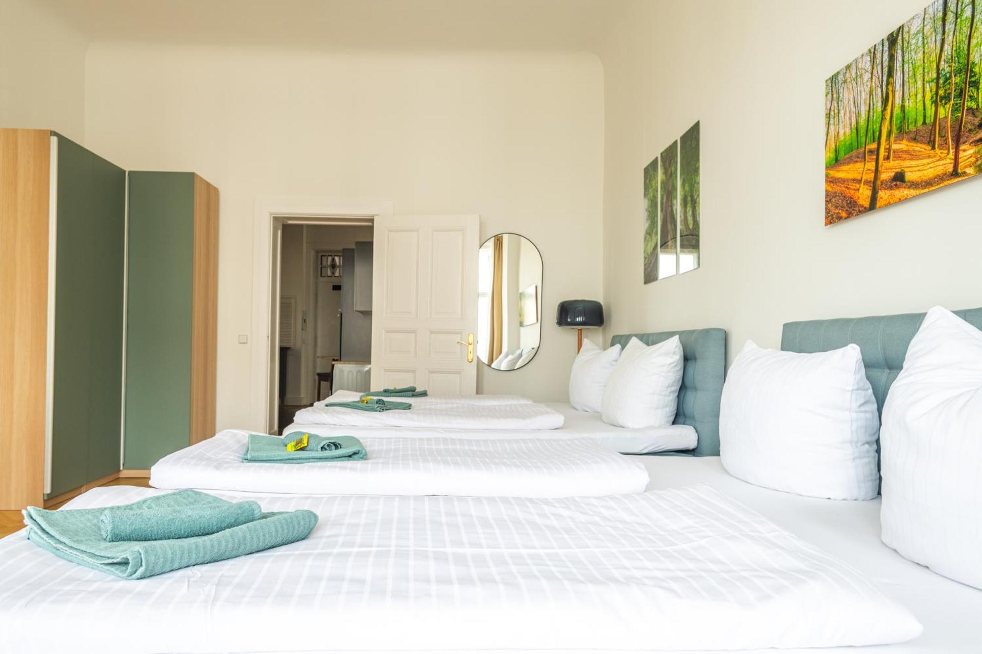 Lejlighed Kaiser 02 By Rockchair L Superhost Status L 3 Bedrooms Boxspringbeds 2 Bathrooms L Cozy Family & Business Flair 155 Sqm 3 Balcony 2nd Floor Elevator Up To 10 Guests Welcomes You! *