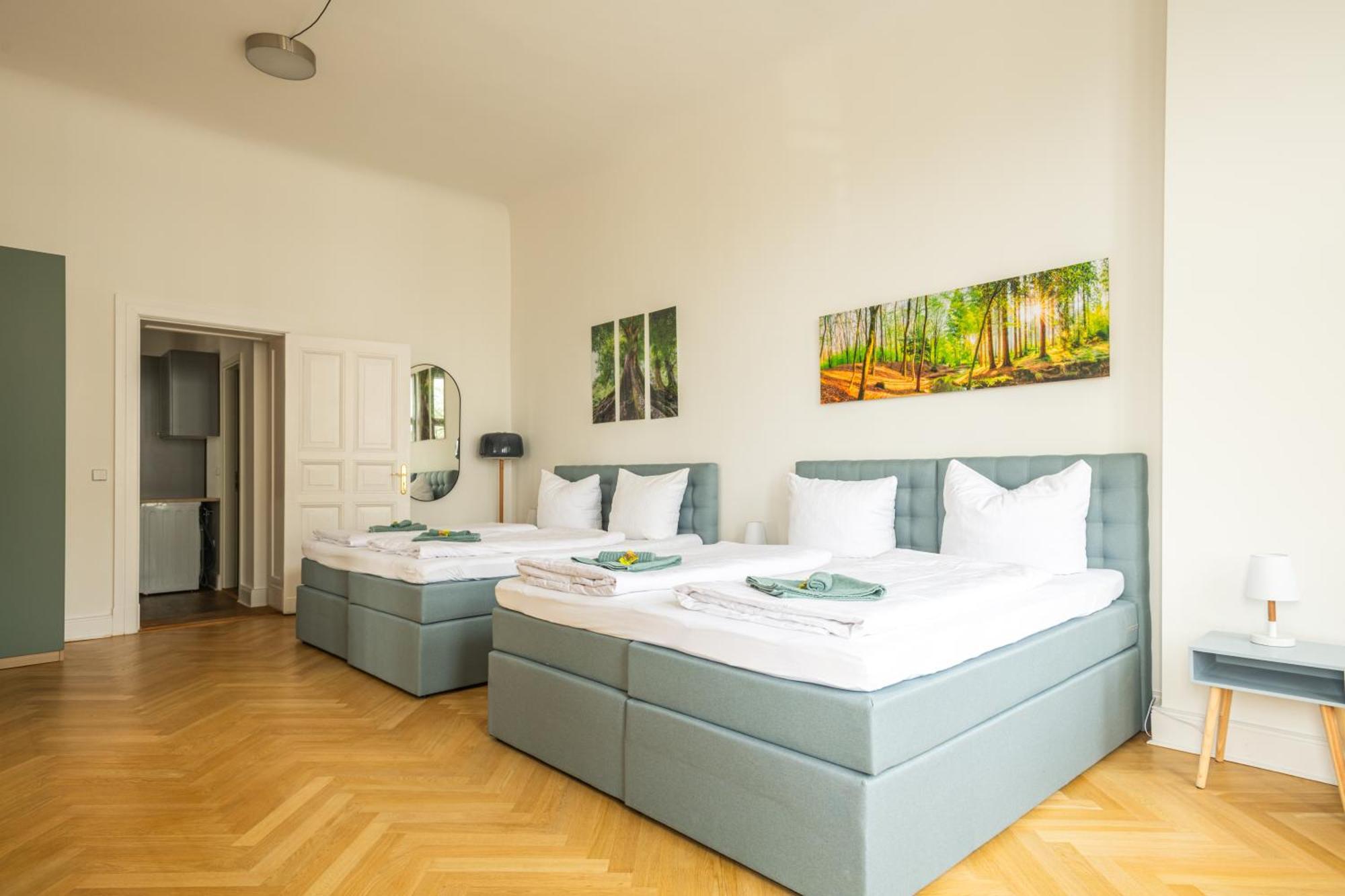 Apartment Kaiser 02 By Rockchair L Superhost Status L 3 Bedrooms Boxspringbeds 2 Bathrooms L Cozy Family & Business Flair 155 Sqm 3 Balcony 2nd Floor Elevator Up To 10 Guests Welcomes You! Berlin