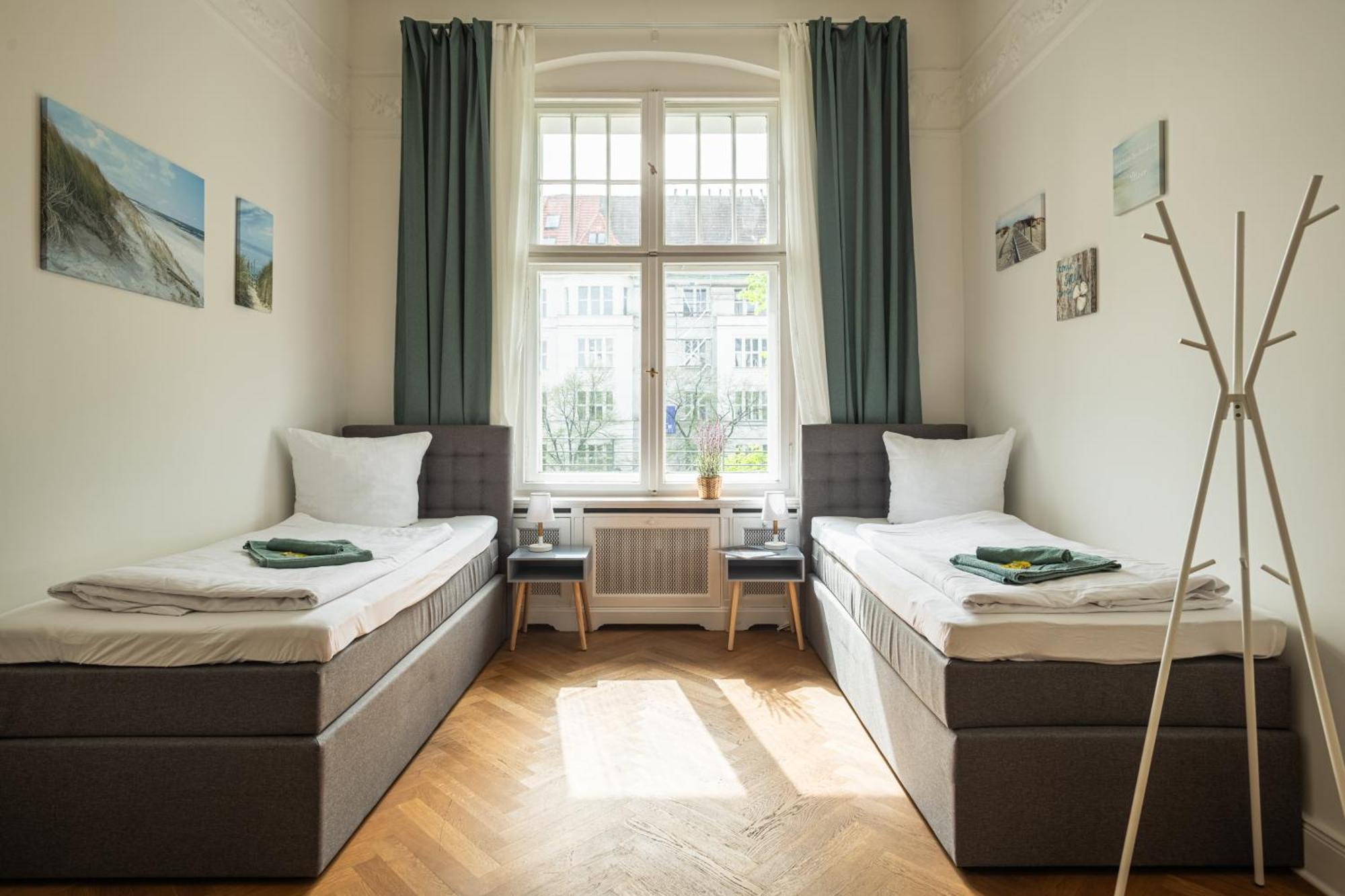 Lejlighed Kaiser 02 By Rockchair L Superhost Status L 3 Bedrooms Boxspringbeds 2 Bathrooms L Cozy Family & Business Flair 155 Sqm 3 Balcony 2nd Floor Elevator Up To 10 Guests Welcomes You! Berlin