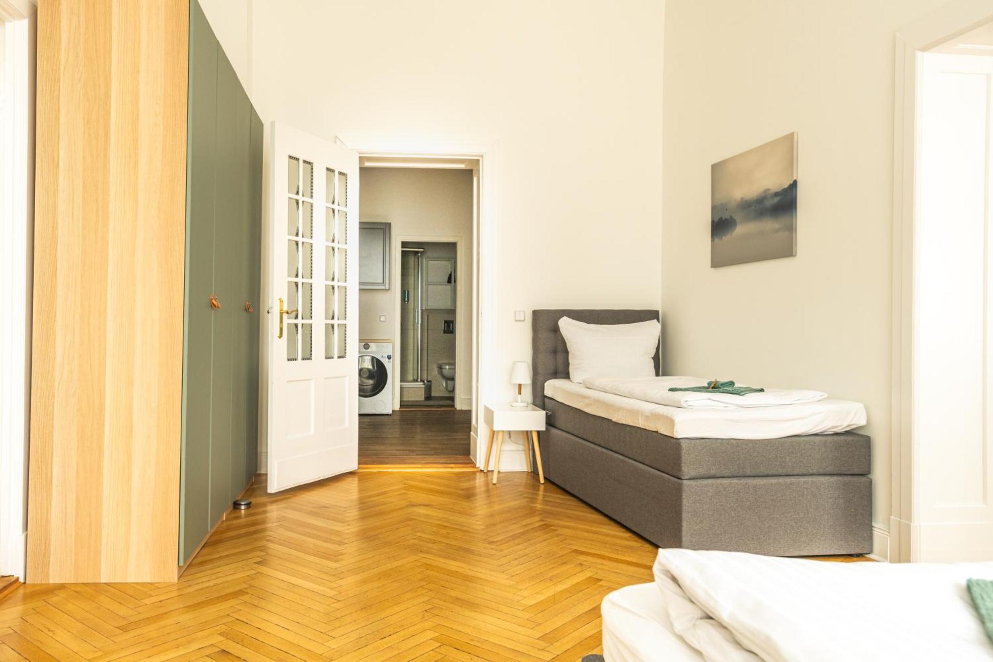 Lejlighed Kaiser 02 By Rockchair L Superhost Status L 3 Bedrooms Boxspringbeds 2 Bathrooms L Cozy Family & Business Flair 155 Sqm 3 Balcony 2nd Floor Elevator Up To 10 Guests Welcomes You!