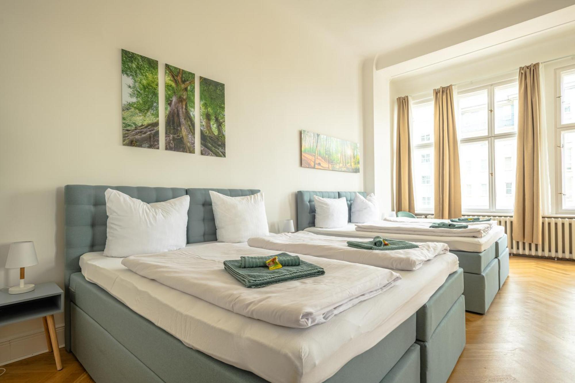 Lejlighed Kaiser 02 By Rockchair L Superhost Status L 3 Bedrooms Boxspringbeds 2 Bathrooms L Cozy Family & Business Flair 155 Sqm 3 Balcony 2nd Floor Elevator Up To 10 Guests Welcomes You! Berlin
