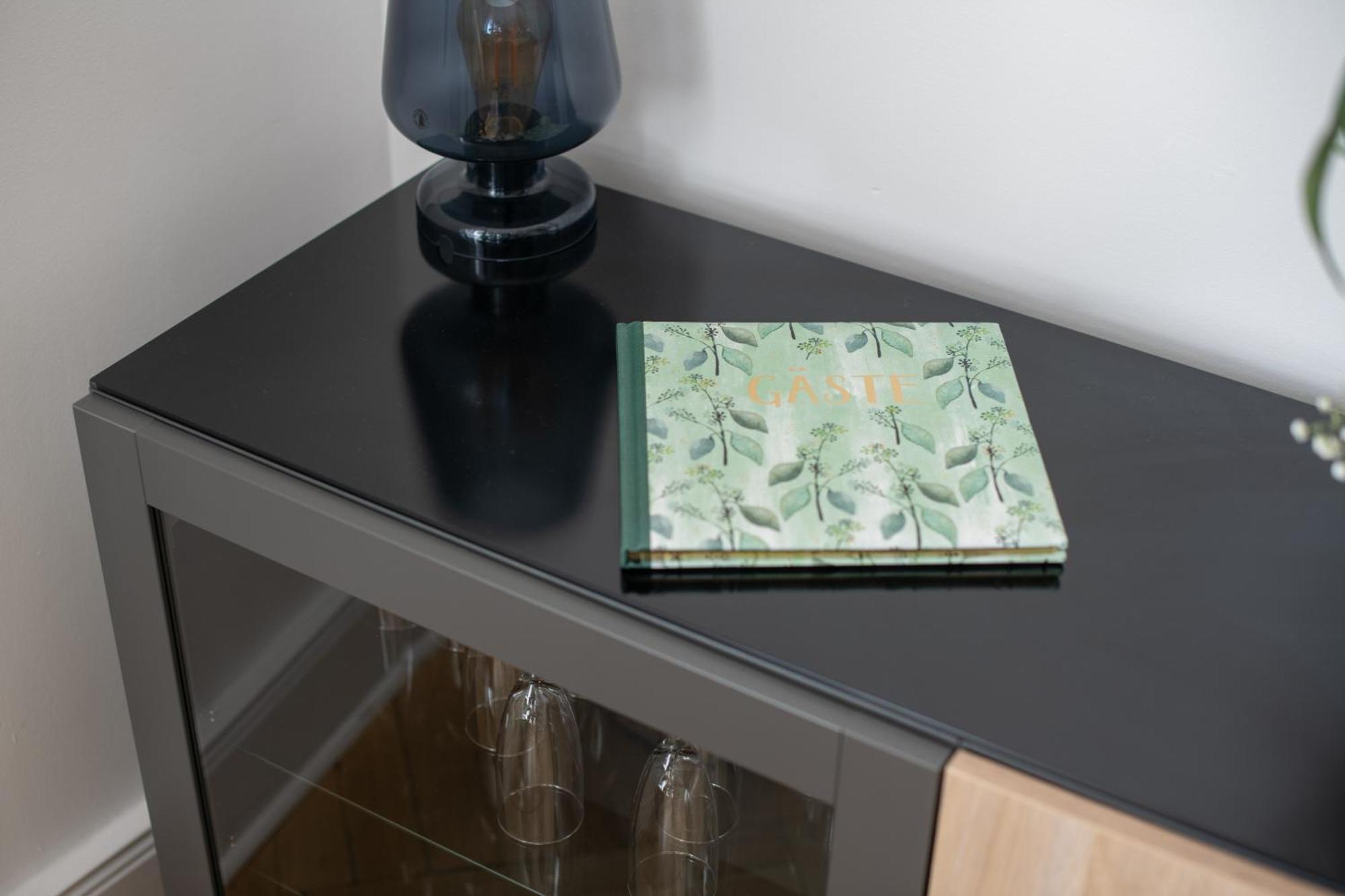 Lejlighed Kaiser 02 By Rockchair L Superhost Status L 3 Bedrooms Boxspringbeds 2 Bathrooms L Cozy Family & Business Flair 155 Sqm 3 Balcony 2nd Floor Elevator Up To 10 Guests Welcomes You! Berlin