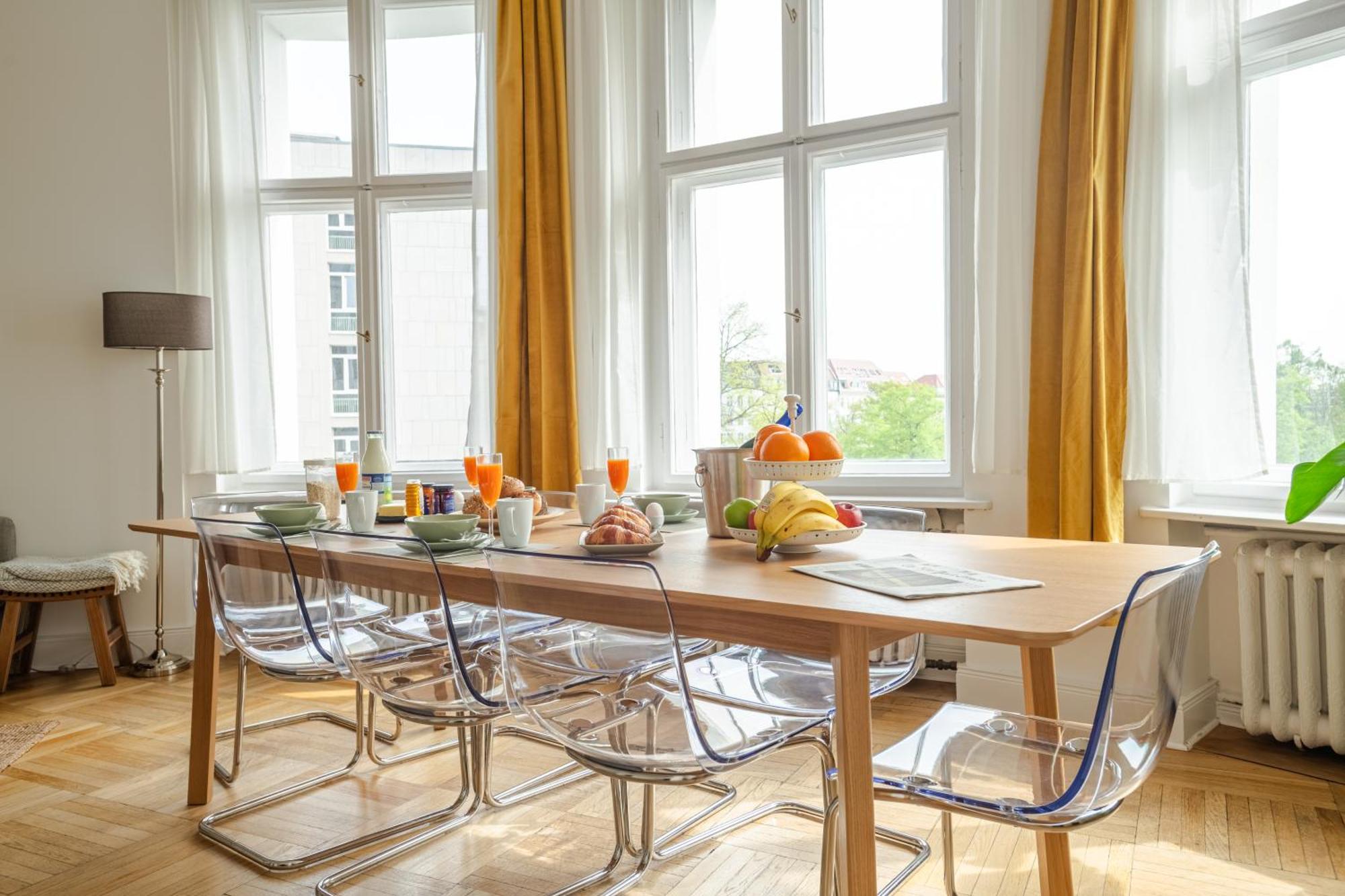 Lejlighed Kaiser 02 By Rockchair L Superhost Status L 3 Bedrooms Boxspringbeds 2 Bathrooms L Cozy Family & Business Flair 155 Sqm 3 Balcony 2nd Floor Elevator Up To 10 Guests Welcomes You!