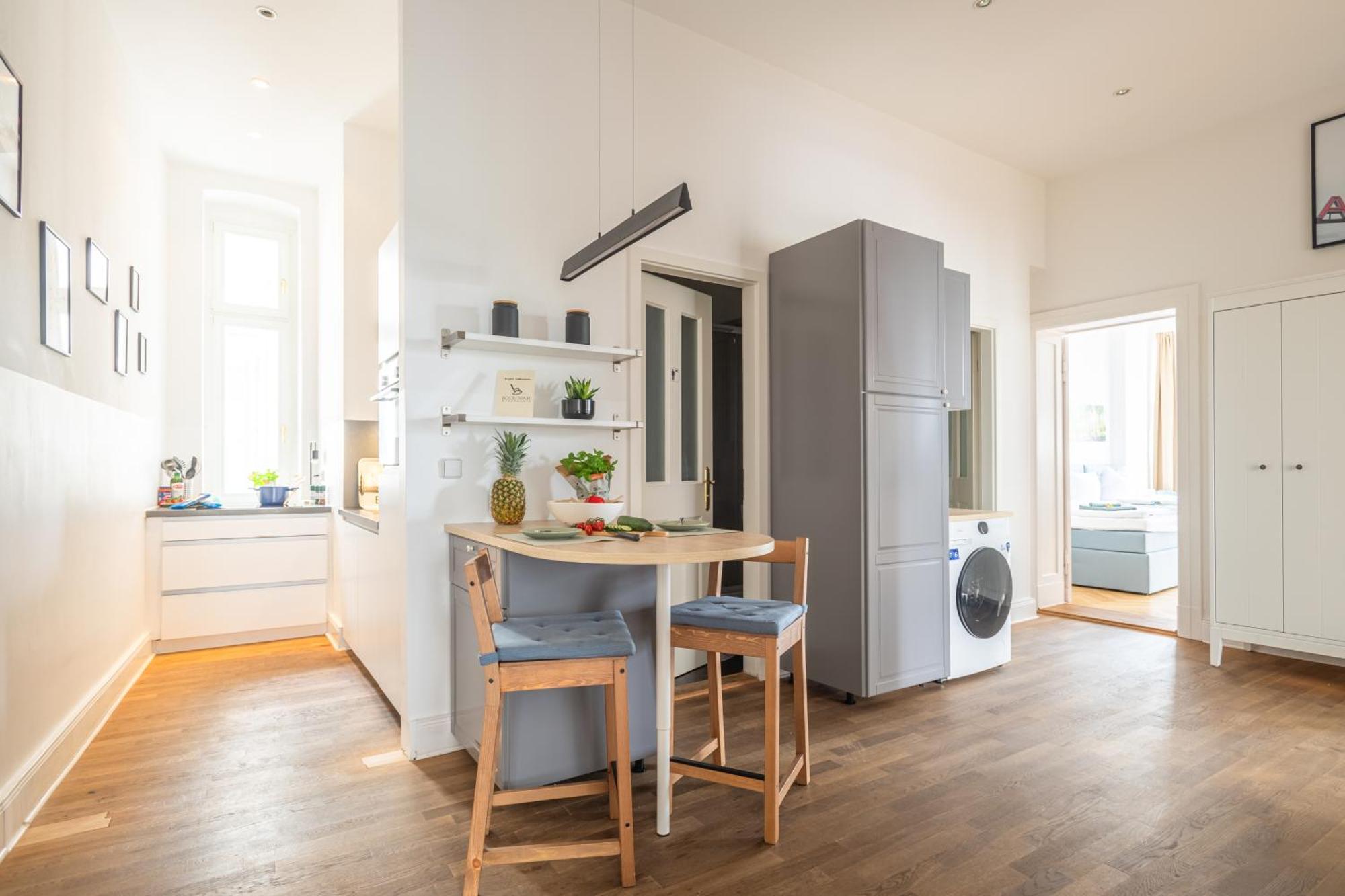 Lejlighed Kaiser 02 By Rockchair L Superhost Status L 3 Bedrooms Boxspringbeds 2 Bathrooms L Cozy Family & Business Flair 155 Sqm 3 Balcony 2nd Floor Elevator Up To 10 Guests Welcomes You! *