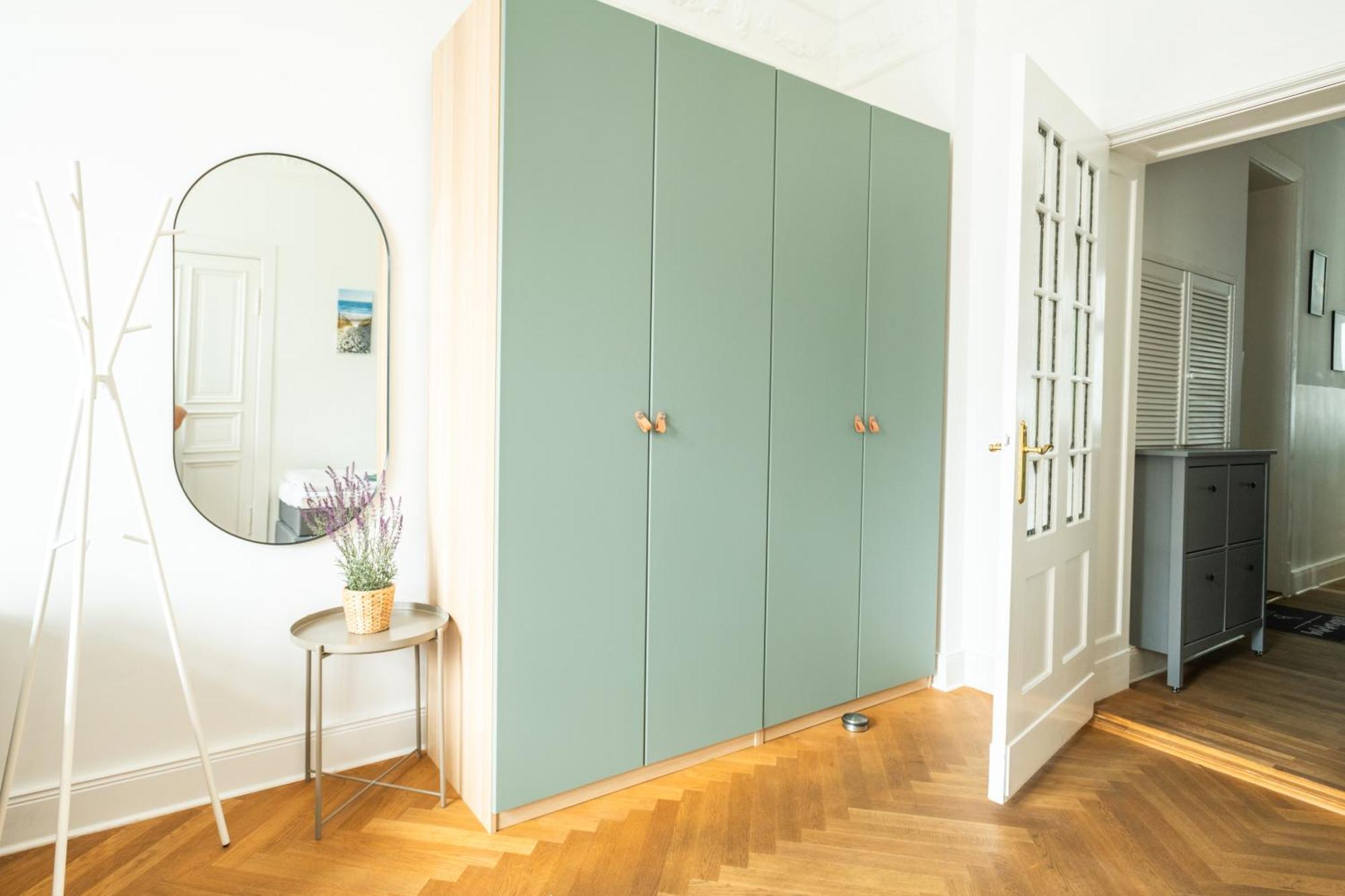 Apartment Kaiser 02 By Rockchair L Superhost Status L 3 Bedrooms Boxspringbeds 2 Bathrooms L Cozy Family & Business Flair 155 Sqm 3 Balcony 2nd Floor Elevator Up To 10 Guests Welcomes You!