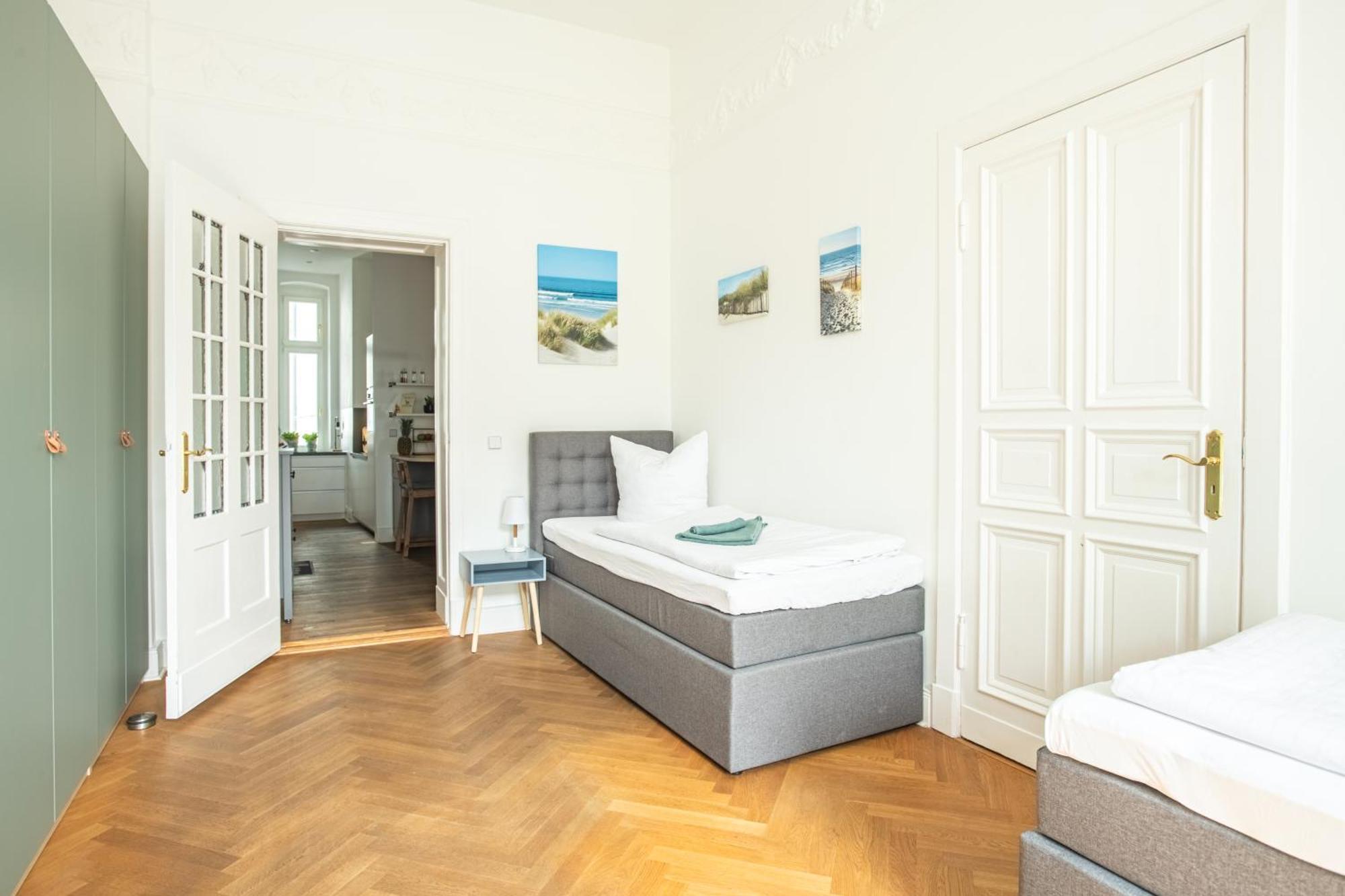 Lejlighed Kaiser 02 By Rockchair L Superhost Status L 3 Bedrooms Boxspringbeds 2 Bathrooms L Cozy Family & Business Flair 155 Sqm 3 Balcony 2nd Floor Elevator Up To 10 Guests Welcomes You!