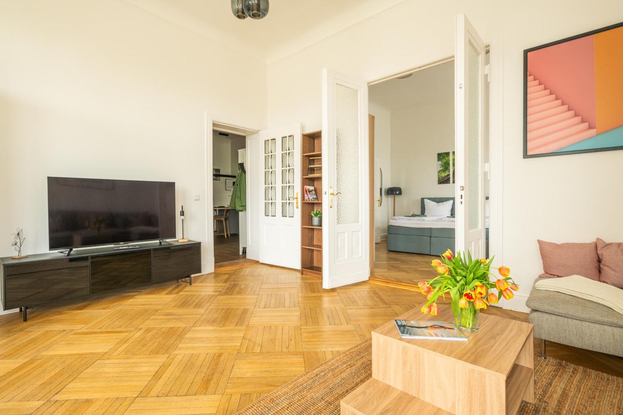 Lejlighed Kaiser 02 By Rockchair L Superhost Status L 3 Bedrooms Boxspringbeds 2 Bathrooms L Cozy Family & Business Flair 155 Sqm 3 Balcony 2nd Floor Elevator Up To 10 Guests Welcomes You! *