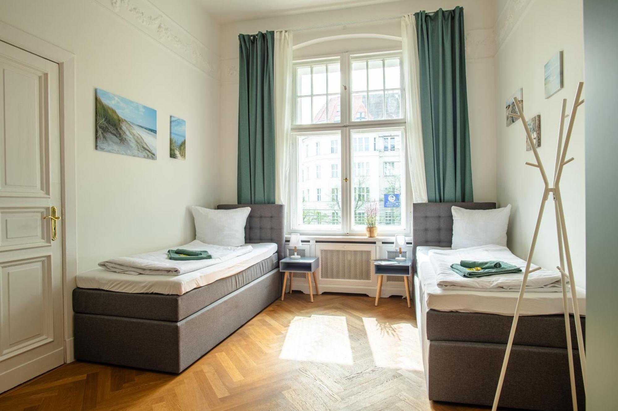 Lejlighed Kaiser 02 By Rockchair L Superhost Status L 3 Bedrooms Boxspringbeds 2 Bathrooms L Cozy Family & Business Flair 155 Sqm 3 Balcony 2nd Floor Elevator Up To 10 Guests Welcomes You! Berlin