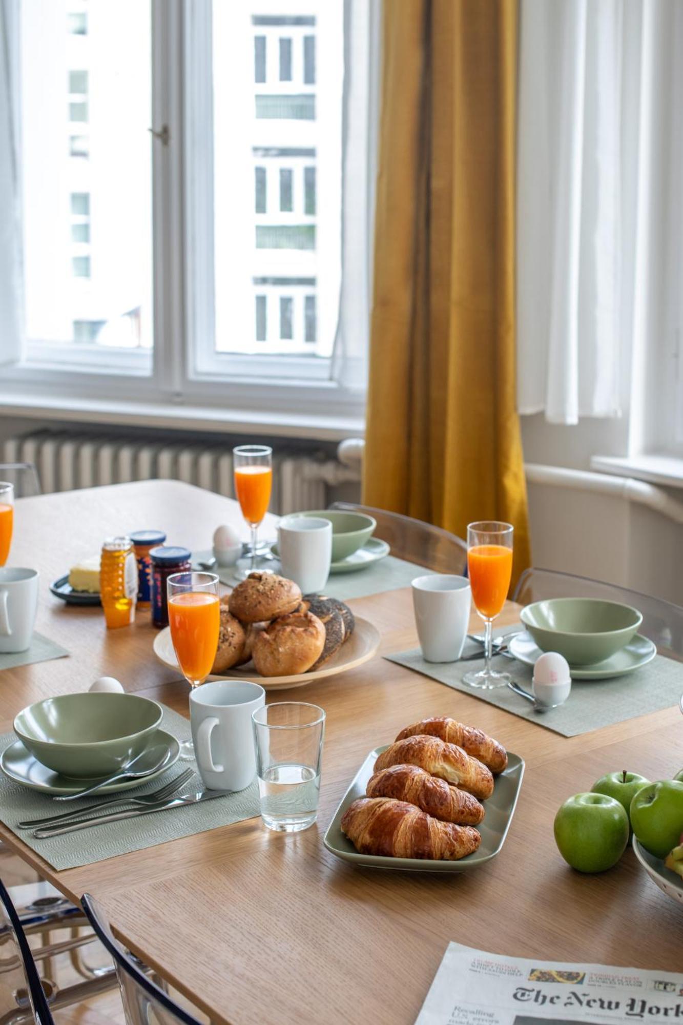 Kaiser 02 By Rockchair L Superhost Status L 3 Bedrooms Boxspringbeds 2 Bathrooms L Cozy Family & Business Flair 155 Sqm 3 Balcony 2nd Floor Elevator Up To 10 Guests Welcomes You! Berlin