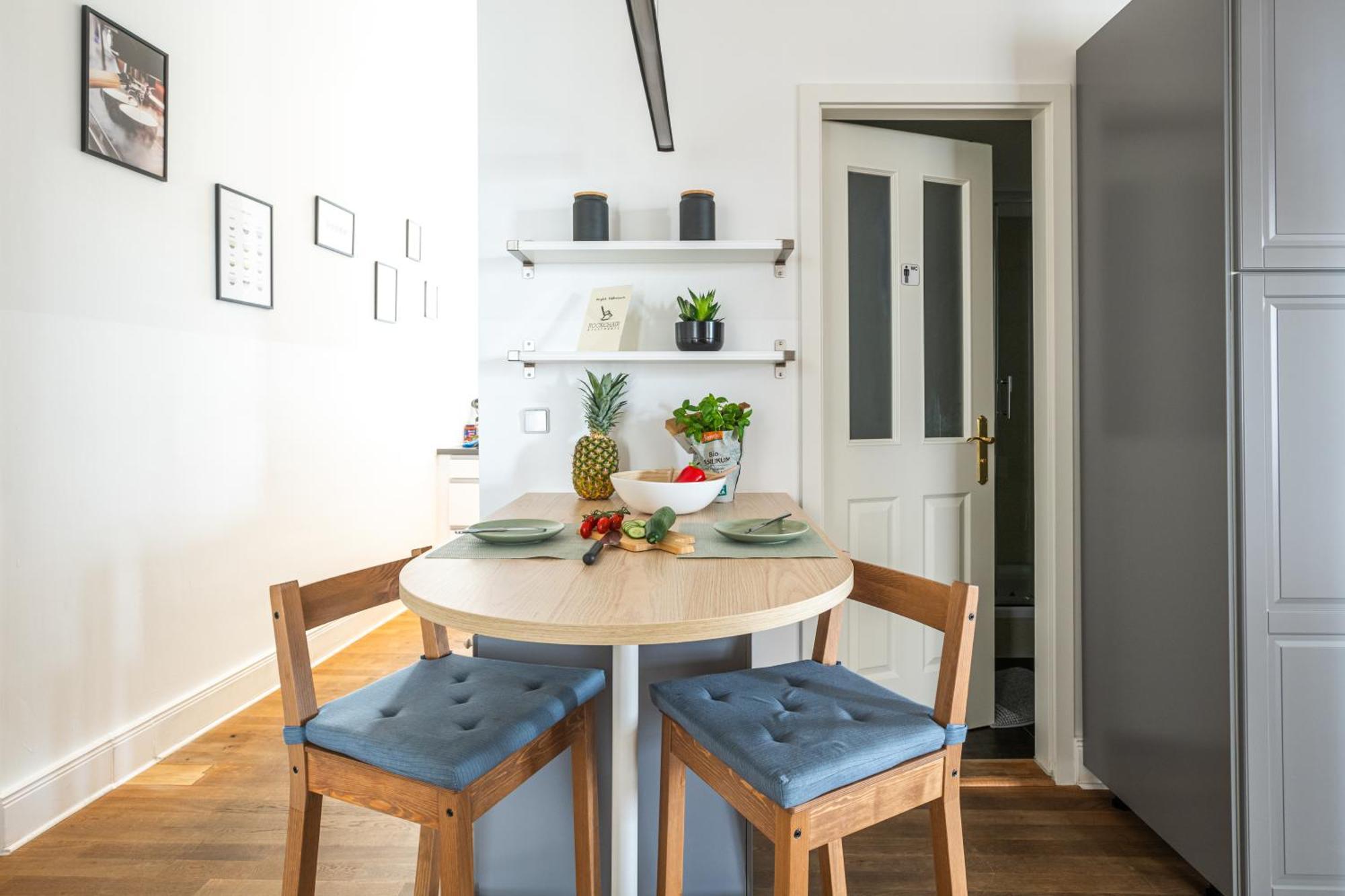 Lejlighed Kaiser 02 By Rockchair L Superhost Status L 3 Bedrooms Boxspringbeds 2 Bathrooms L Cozy Family & Business Flair 155 Sqm 3 Balcony 2nd Floor Elevator Up To 10 Guests Welcomes You! *