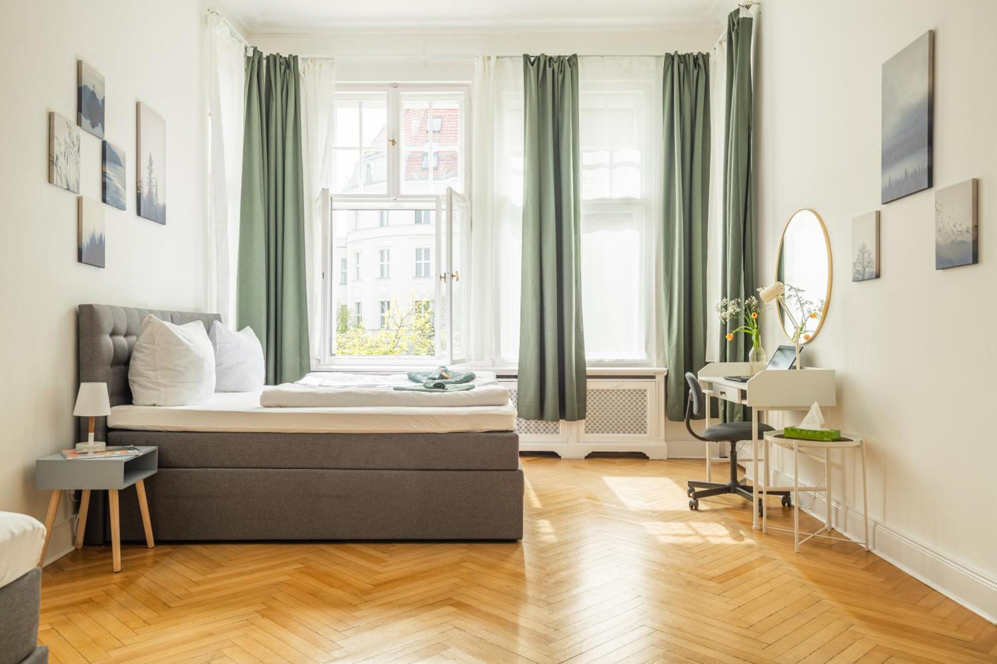 Apartment Kaiser 02 By Rockchair L Superhost Status L 3 Bedrooms Boxspringbeds 2 Bathrooms L Cozy Family & Business Flair 155 Sqm 3 Balcony 2nd Floor Elevator Up To 10 Guests Welcomes You! Berlin