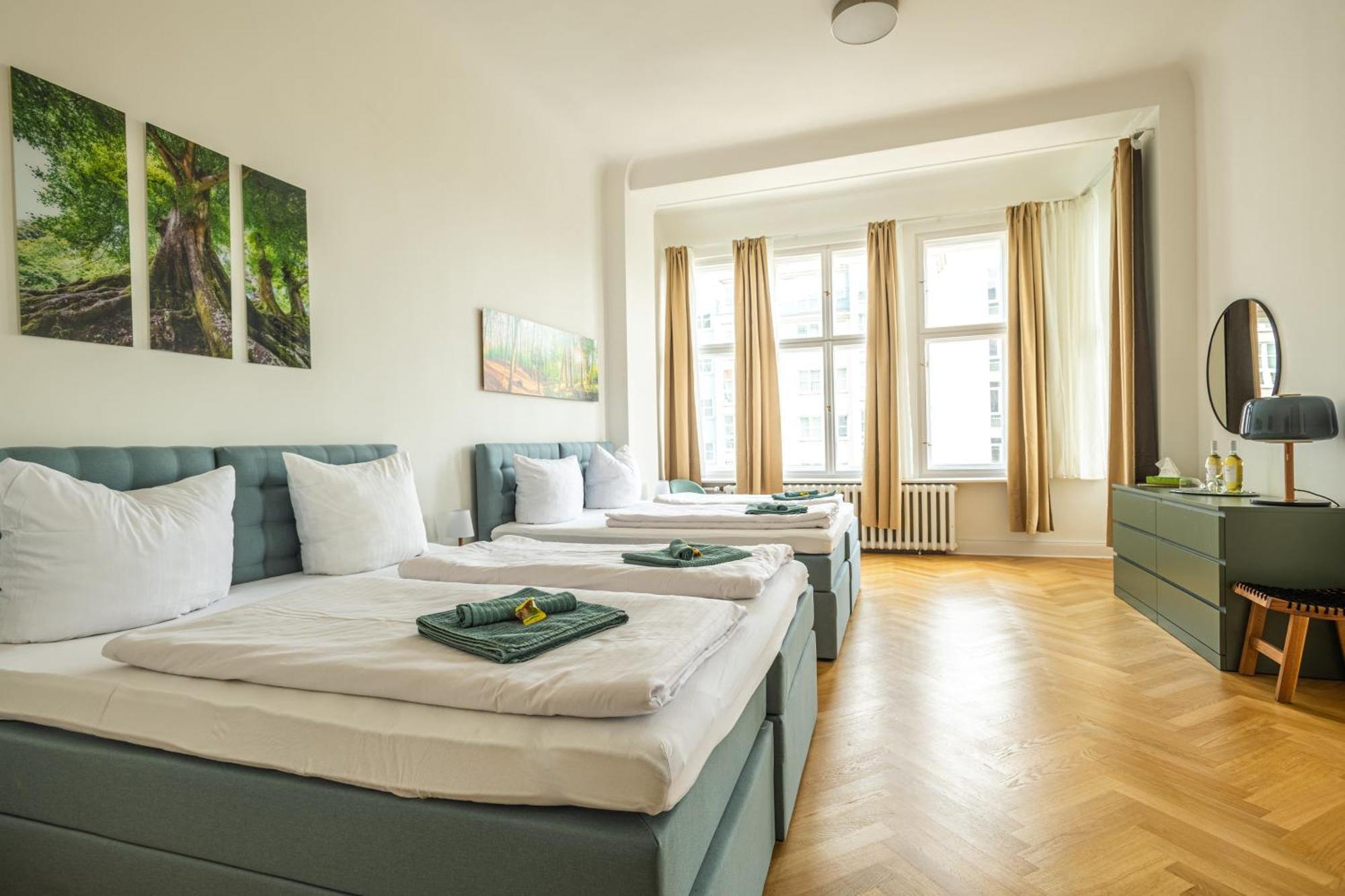 Lejlighed Kaiser 02 By Rockchair L Superhost Status L 3 Bedrooms Boxspringbeds 2 Bathrooms L Cozy Family & Business Flair 155 Sqm 3 Balcony 2nd Floor Elevator Up To 10 Guests Welcomes You!