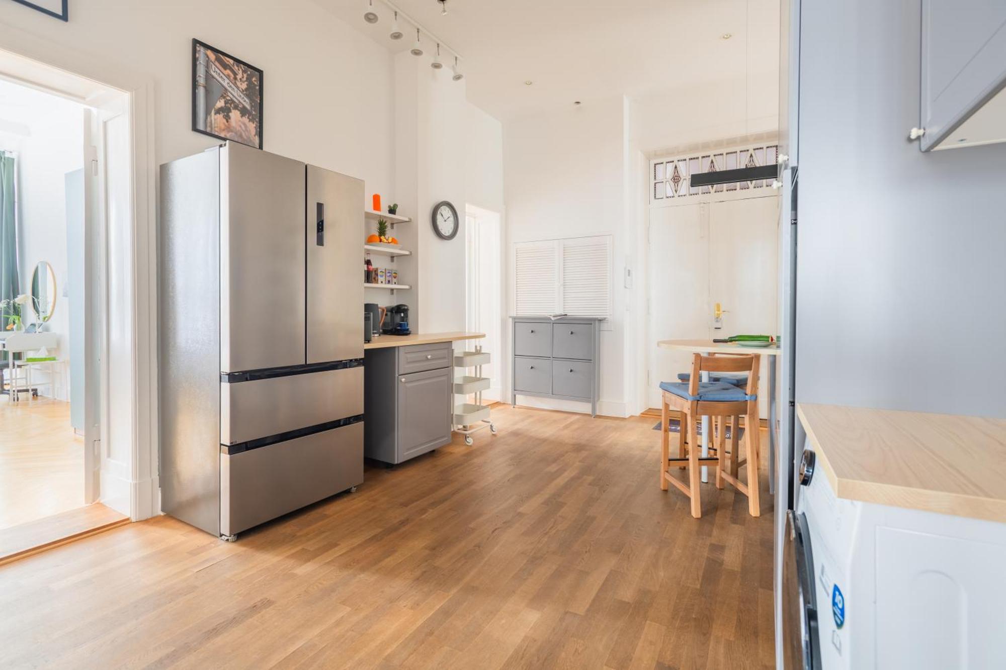 Lejlighed Kaiser 02 By Rockchair L Superhost Status L 3 Bedrooms Boxspringbeds 2 Bathrooms L Cozy Family & Business Flair 155 Sqm 3 Balcony 2nd Floor Elevator Up To 10 Guests Welcomes You!