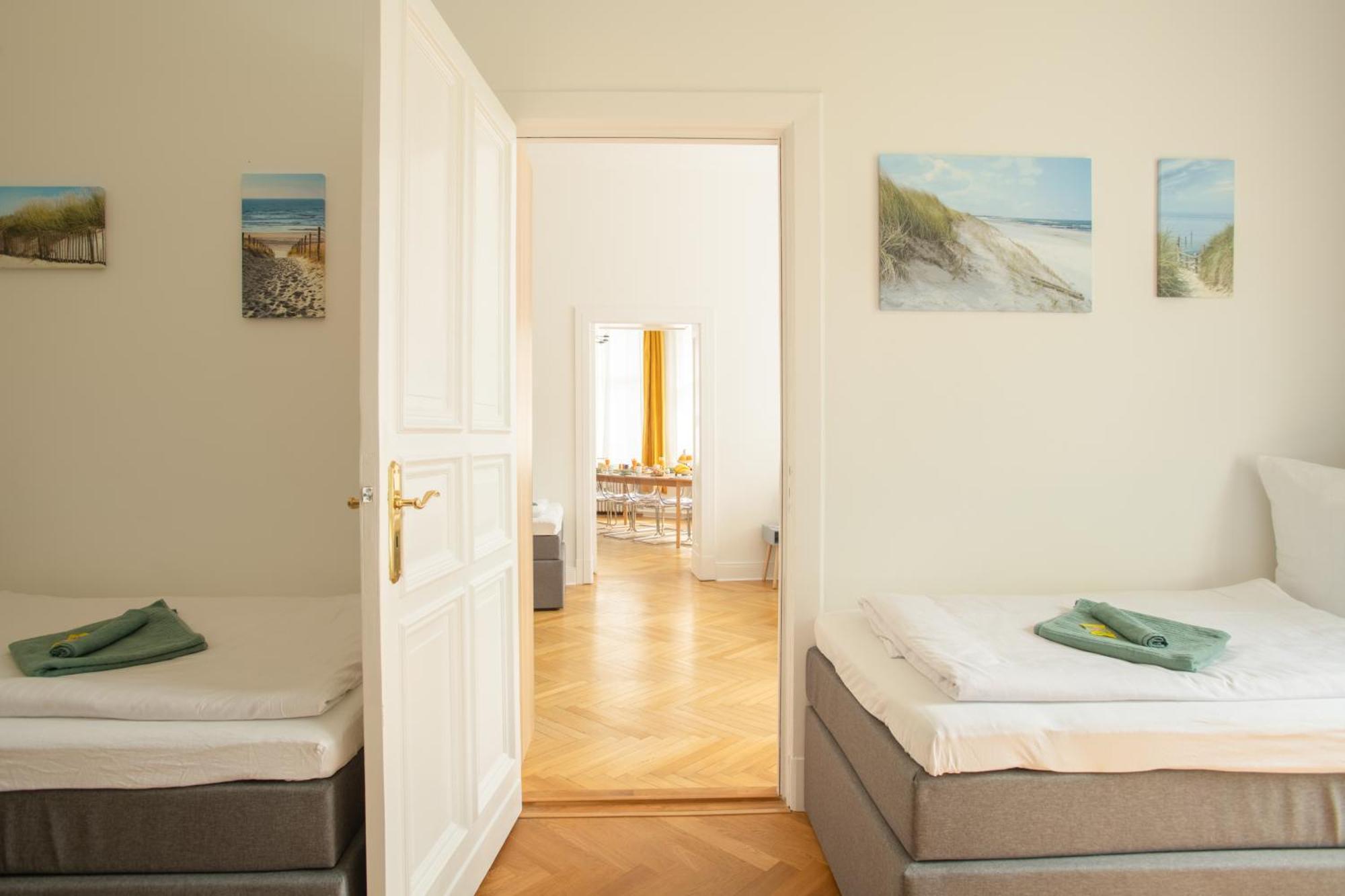 Lejlighed Kaiser 02 By Rockchair L Superhost Status L 3 Bedrooms Boxspringbeds 2 Bathrooms L Cozy Family & Business Flair 155 Sqm 3 Balcony 2nd Floor Elevator Up To 10 Guests Welcomes You!