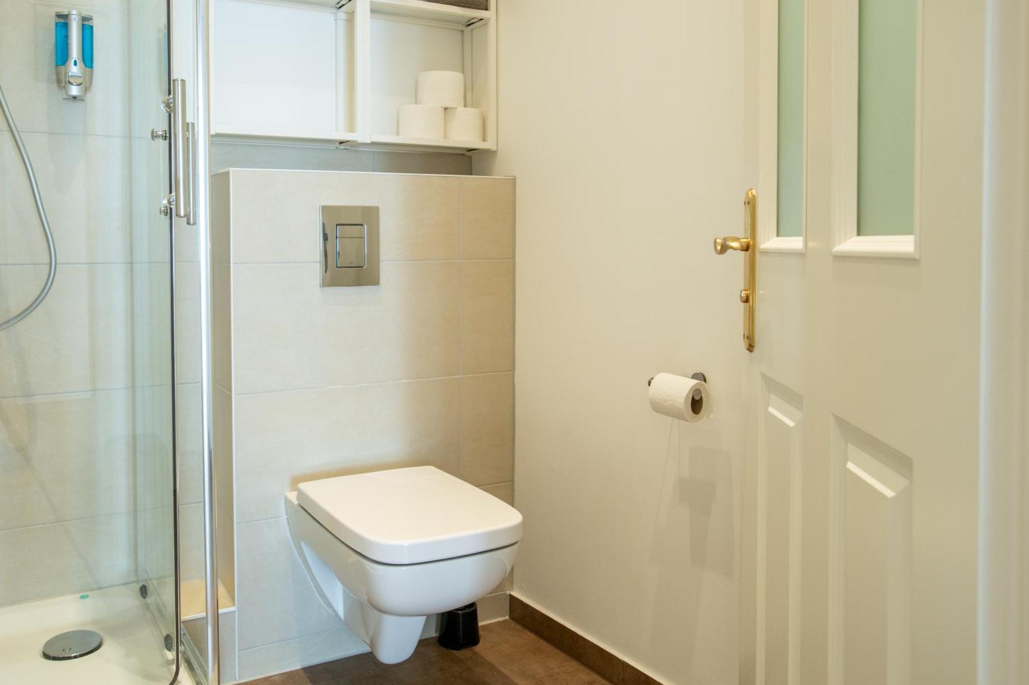 Lejlighed Kaiser 02 By Rockchair L Superhost Status L 3 Bedrooms Boxspringbeds 2 Bathrooms L Cozy Family & Business Flair 155 Sqm 3 Balcony 2nd Floor Elevator Up To 10 Guests Welcomes You! *