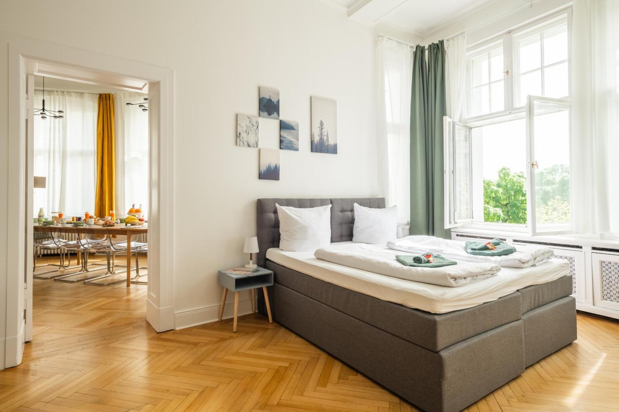 Lejlighed Kaiser 02 By Rockchair L Superhost Status L 3 Bedrooms Boxspringbeds 2 Bathrooms L Cozy Family & Business Flair 155 Sqm 3 Balcony 2nd Floor Elevator Up To 10 Guests Welcomes You! *