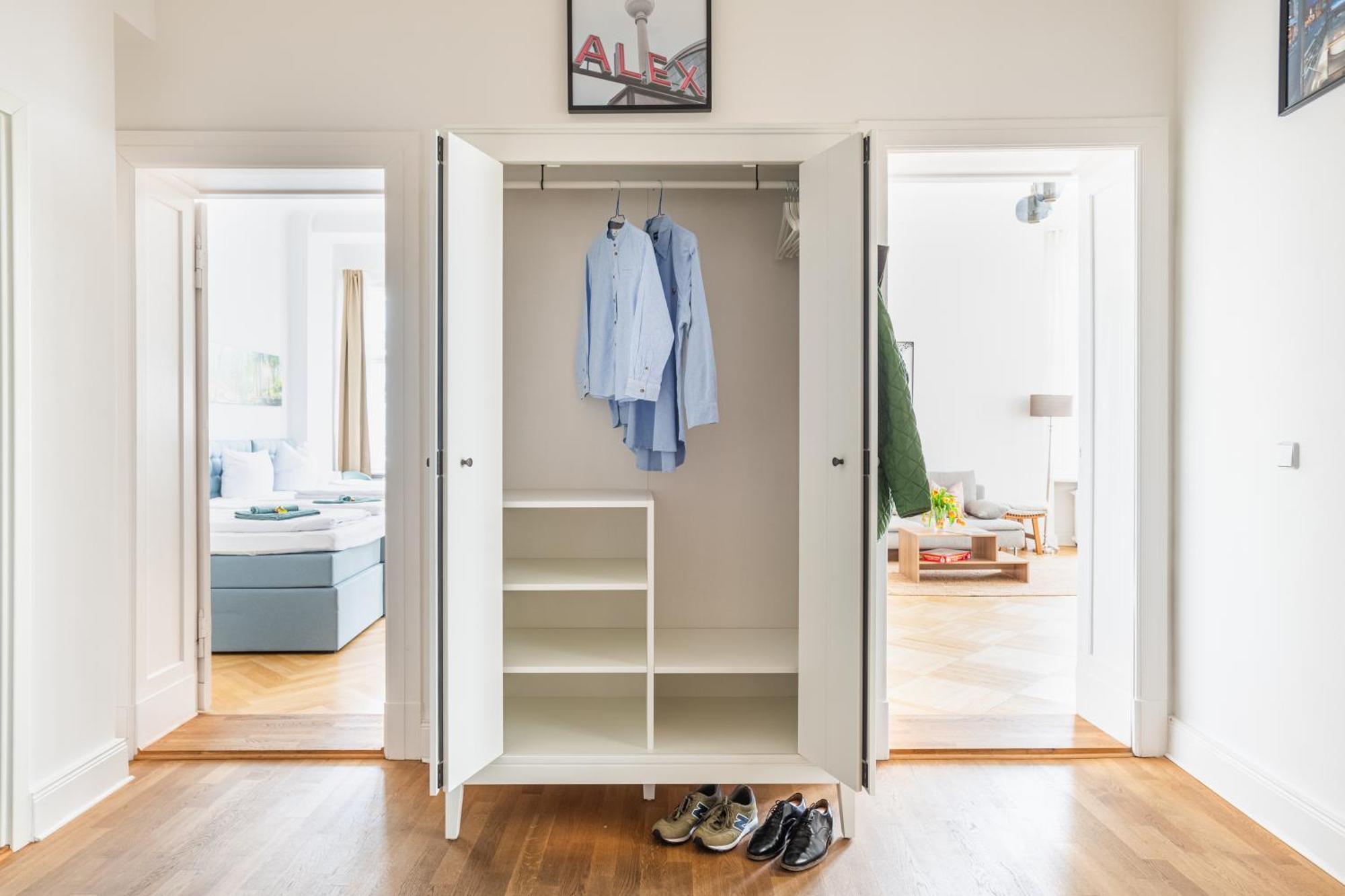 Kaiser 02 By Rockchair L Superhost Status L 3 Bedrooms Boxspringbeds 2 Bathrooms L Cozy Family & Business Flair 155 Sqm 3 Balcony 2nd Floor Elevator Up To 10 Guests Welcomes You! Berlin
