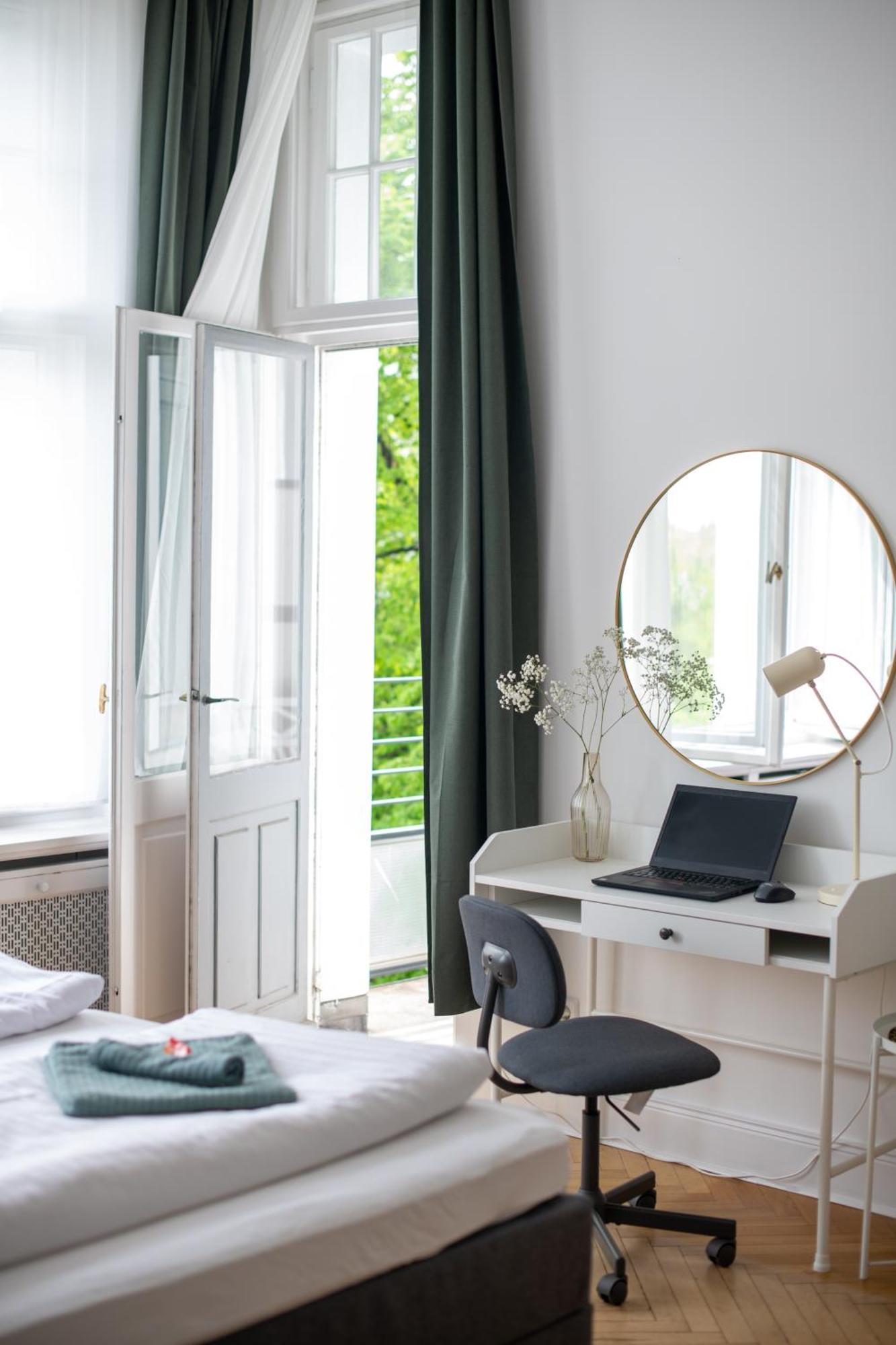 Kaiser 02 By Rockchair L Superhost Status L 3 Bedrooms Boxspringbeds 2 Bathrooms L Cozy Family & Business Flair 155 Sqm 3 Balcony 2nd Floor Elevator Up To 10 Guests Welcomes You! Berlin
