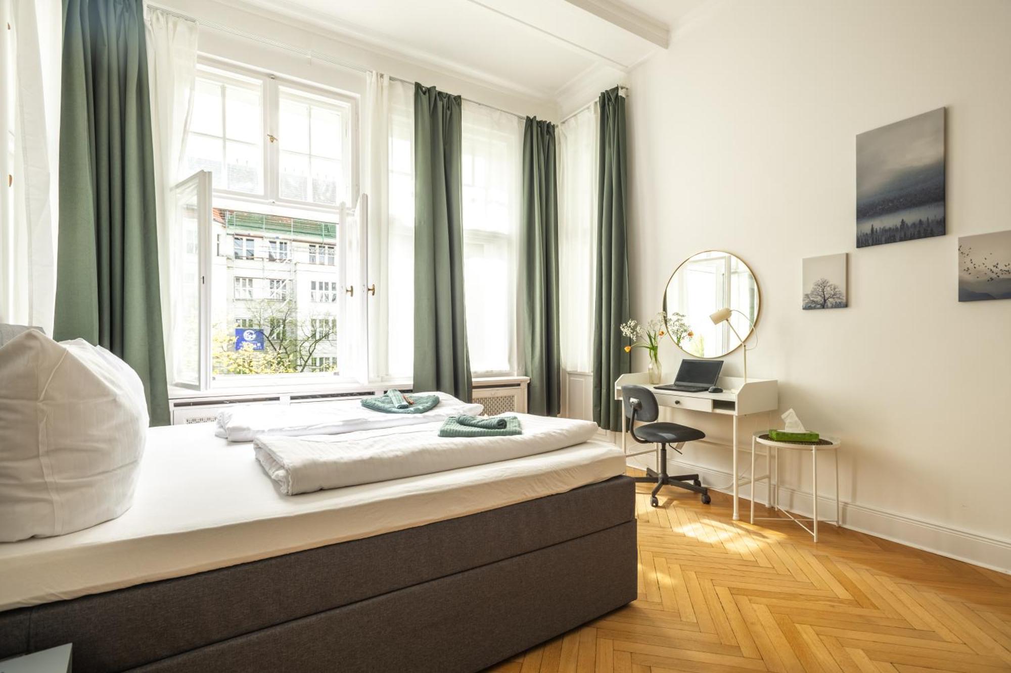 Lejlighed Kaiser 02 By Rockchair L Superhost Status L 3 Bedrooms Boxspringbeds 2 Bathrooms L Cozy Family & Business Flair 155 Sqm 3 Balcony 2nd Floor Elevator Up To 10 Guests Welcomes You! Berlin