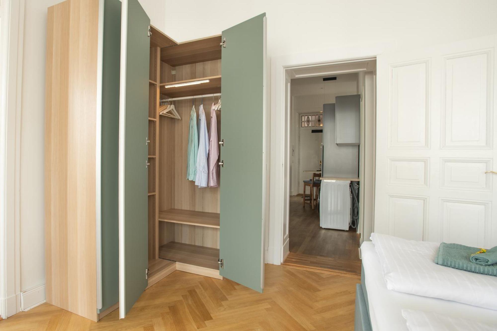 Lejlighed Kaiser 02 By Rockchair L Superhost Status L 3 Bedrooms Boxspringbeds 2 Bathrooms L Cozy Family & Business Flair 155 Sqm 3 Balcony 2nd Floor Elevator Up To 10 Guests Welcomes You! Berlin